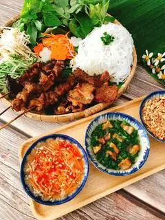 Hình ảnh Bún trộn thịt xiên nướng