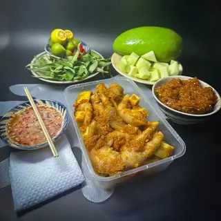 Hình ảnh Chân gà có xương sốt thái - phần lớn