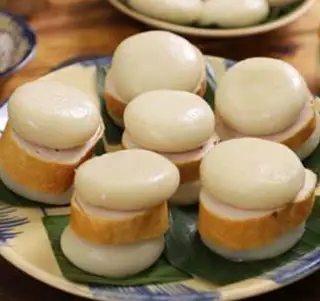 Bánh dày kẹp chả - 20.000 ₫ tại Bánh Mì Hà Nội - Bạch Đằng