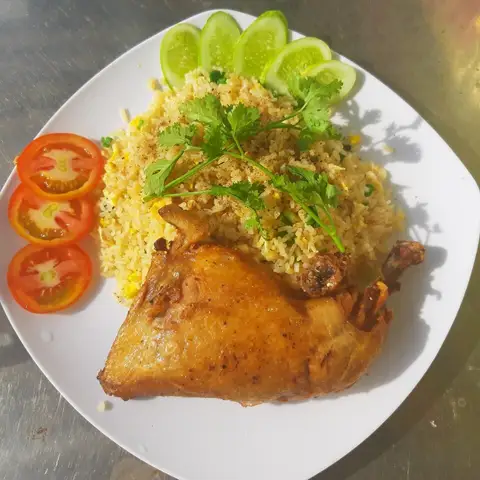 Cơm Gà Xối Mỡ Mạnh Đức - Phạm Văn Xảo - Cơm/Cơm tấm gần bạn
