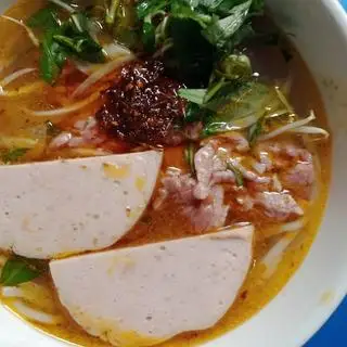 Bún bò nạm chả ( tô lớn kèm muỗng đũa) - 46.000 ₫ tại Quán Bảo Ngọc - Bún Bò - Bánh Canh - Đoàn Văn Bơ