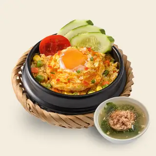 Hình ảnh Cơm thố trứng ốp la rim mắm hành