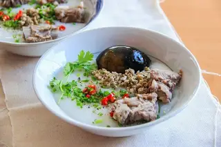 Cháo sườn non thịt bằm - 2 trứng cút bách thảo - 40.000 ₫ tại Cháo Sườn - Nguyễn Công Trứ