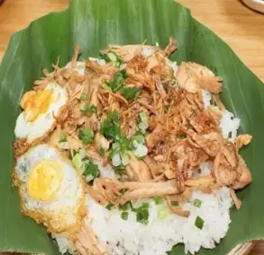 Xôi gà xé - 40.000 ₫ tại Tiệm Bánh Mì & Xôi Út Minh - Huỳnh Tấn Phát
