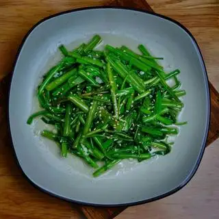 Rau muống xào 065 - 炒空心菜 - 90.000 ₫ tại THE ZING Lẩu & Nướng Trung Hoa - Đề Thám