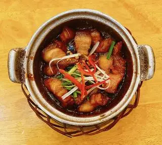 Thịt ba chỉ kho tiêu - 102.000 ₫ tại MeLyFood - Nhà Hàng Cơm Niêu & Cua Singapore - Nguyễn Tri Phương