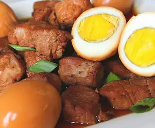 Cơm thịt kho trứng vịt - 40.000 ₫ tại Cơm Bình Dân - Bùi Thị Xuân
