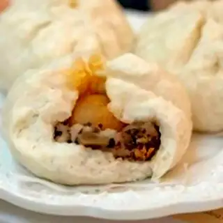 Hình ảnh Bánh bao nhân thịt trứng muối