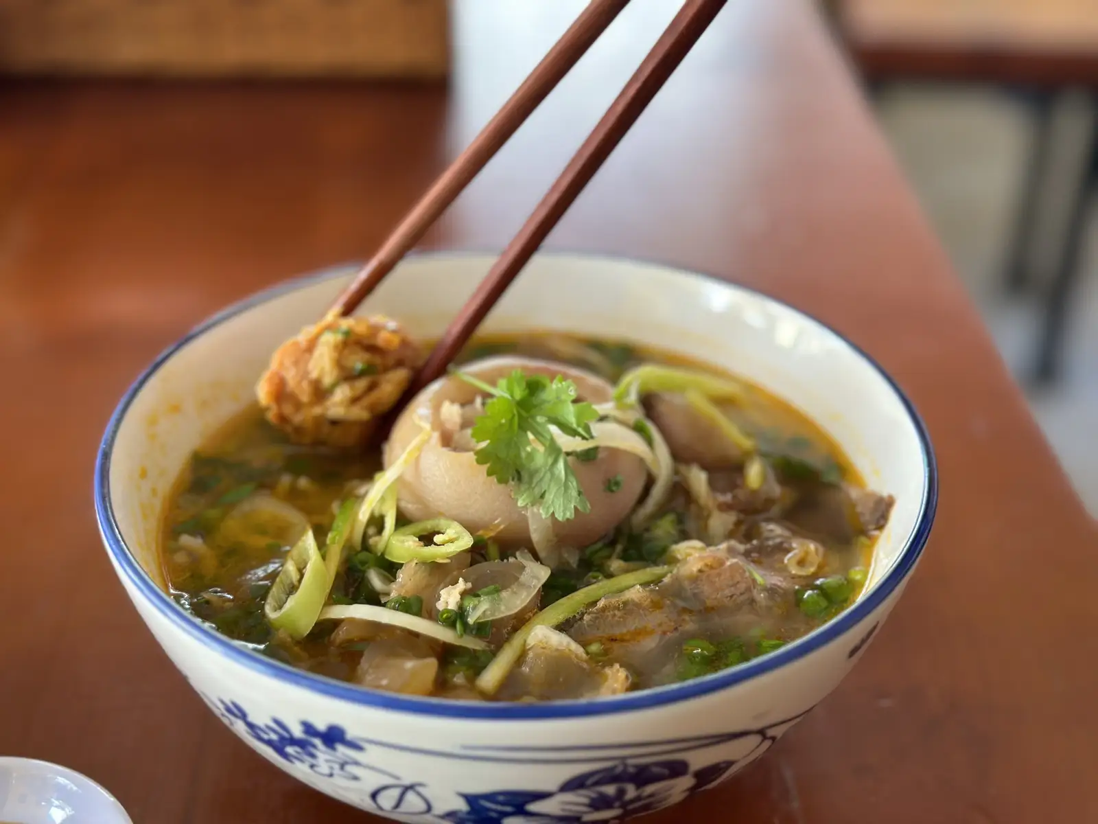 Bún bò huế Đầy Đủ - 105.000 ₫ tại Bún Bò Huế Tý Loan - Mai Văn Vĩnh