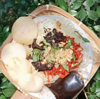 Gỏi thập cẩm ( bò đen + bò xé ) ( 1 hộp) - 26.000 ₫ tại Loan - Gỏi Cuốn Tôm Thịt & Gỏi Khô Bò - Phạm Văn Hai