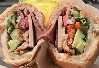 Bánh mì đặc biệt chả +thịt nguội + trứng  - 35.000 ₫ tại Bánh Mì Hà Nội Thắng Hương - Lương Định Của