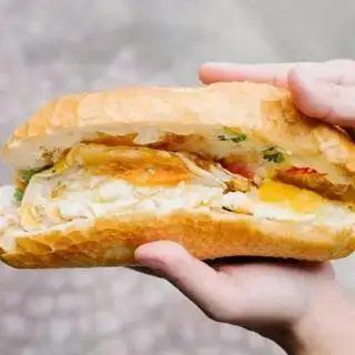 Bánh mì ốp la - 25.000 ₫ tại Cô Năm - Bún Thịt Nướng & Cơm Tấm - Lũy Bán Bích
