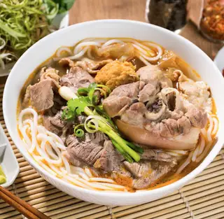 Bún bò đặc biệt - 60.000 ₫ tại Bún Bò Huế & Cơm Trưa Chiều - Điện Biên Phủ