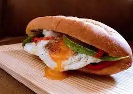 Bánh mì ốp la - 32.000 ₫ tại Bánh Mì 76 - Phan Đăng Lưu
