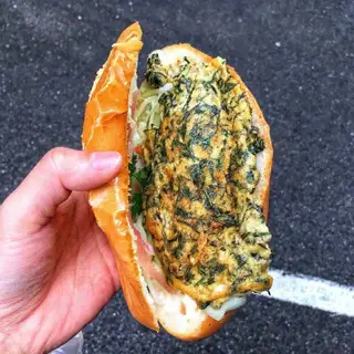 Hình ảnh Bánh mì trứng lá ngải