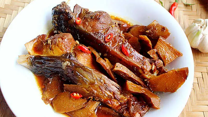 Hình ảnh Cá trắm kho riềng