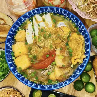 Hình ảnh Bún riêu cua giò tai đậu chiên
