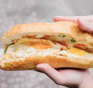 Bánh mì ốp la - 22.000 ₫ tại Bánh Mì Yo Ròm - Phạm Viết Chánh 