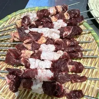 炭烤牛肉串 - 3串Bò xiên nướng than (3 xiên) - 100.000 ₫ tại 京宴府 - Kinh Yến Phủ Lẩu & Nướng - Đường Số 8