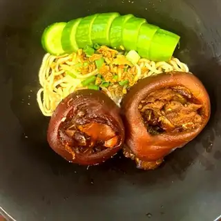 Hình ảnh Mì cay mala chân giò - Braised pork knuckle mala spicy noodle