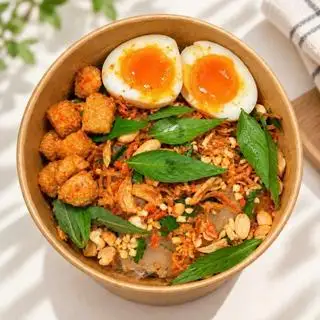 Hình ảnh Bánh tráng trộn full topping trứng lòng đào