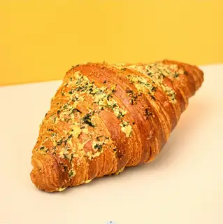 Bánh sừng trâu bơ tỏi - 85.000 ₫ tại EMME Coffee And Bakery - Pasteur