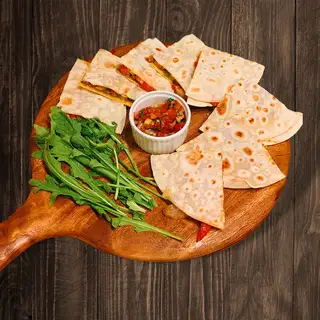 Quesadilla beef - chicken - 172.550 ₫ tại Downtown Steakhouse - Nguyễn Huệ