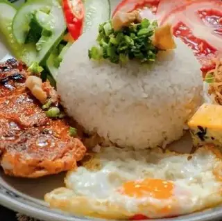 Cơm sườn trứng chả - 55.000 ₫ tại Cơm Tấm Đêm - Nguyễn Xí