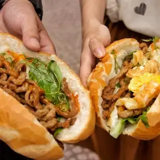 Hình ảnh Bánh mì chả ram trứng