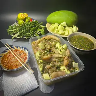 Hình ảnh Chân gà có xương sốt tiêu xanh