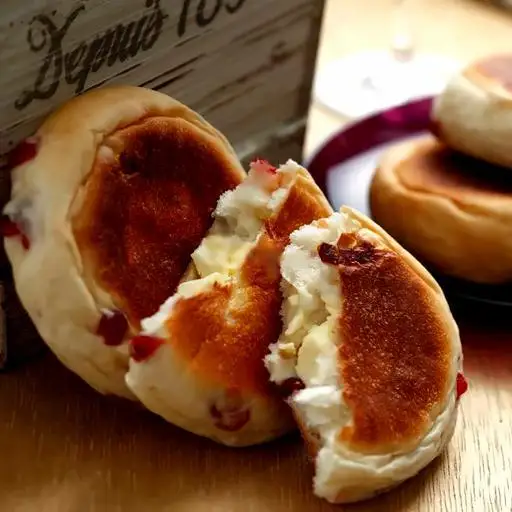 Bánh mì phô mai - việt quất - Cranberry cream cheese - 1 cái - 26.000 ₫ tại V's Bread - Bánh Kem & Bánh Mì - Trường Chinh