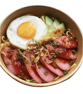 Mì trộn xúc xích - trứng - 45.000 ₫ tại Mì Trộn Cơm Trộn Bin Bin - Âu Dương Lân
