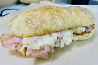 The Ham & Cheese sandwich - Bánh mì thịt nguội và phô mai - 170.000 ₫ tại Big Boss Bistro - Sandwich Bánh Mì Kẹp - Trần Hưng Đạo