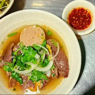 Mì sợi phở nạm chả - 39.000 ₫ tại Bún Bò Nhà Hương - Đào Duy Từ
