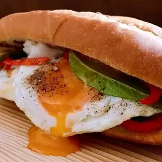 Bánh mì ốp la - 2 trứng - 25.000 ₫ tại Bánh Mì Hà Nội Lộc Phát - Nguyễn Văn Lượng