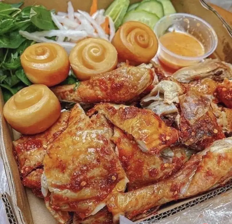 Gà nướng sốt ngũ vị + 5 bánh bao - 245.000 ₫ tại Gà Nướng Phương Nam - Tôn Đản