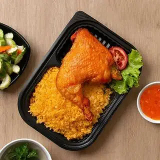 Hình ảnh Cơm gà xối mỡ - đùi góc tư