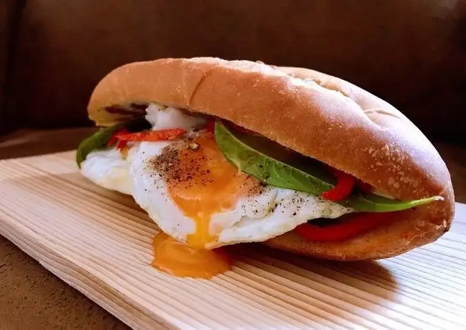Bánh mì ốp la - 35.000 ₫ tại Bánh Mì Heo Quay Tuyền Ký - Nguyễn Văn Lạc
