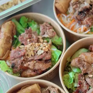 Hình ảnh Bún trộn nem rán thịt nướng