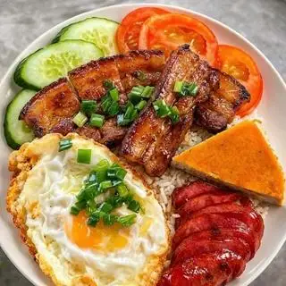 Hình ảnh Cơm tấm nạc vai trứng lạp xưởng