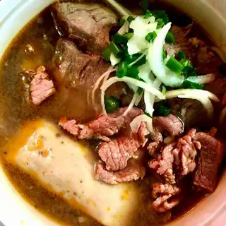 Bún bò tái gân chả - 68.000 ₫ tại Bún Bò Huế Út Dung - Tôn Thất Hiệp