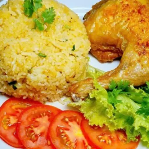 Hình ảnh Cơm Gà Xối Mỡ Cẩm Duyên - Hương Lộ 80