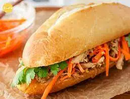 Bánh mì gà xé - 30.000 ₫ tại Bánh Mì Chả Cá Tuyết Mai - Dương Bá Trạc