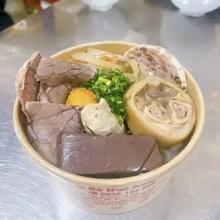 Hình ảnh Bún bò Huế đầy đủ