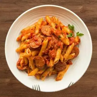 Penne tomato with german sausages - 172.550 ₫ tại Downtown Steakhouse - Nguyễn Huệ