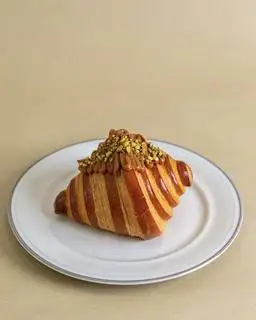 Bánh sừng trâu tạo khối vuông nhân hạt dẻ cười - 99.000 ₫ tại EMME Coffee And Bakery - Pasteur