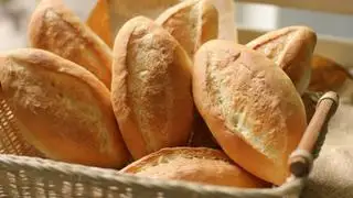 Bánh mì không - 4.000 ₫ tại Bánh Mì Heo Quay Tuyền Ký - Nguyễn Văn Lạc