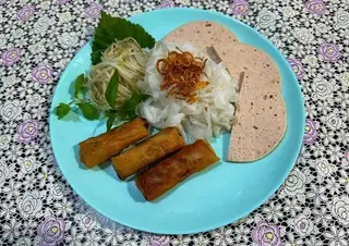 Bánh ướt chả lụa - chả giò - 33.000 ₫ tại Bánh Ướt Cô Ba - Linh Đông