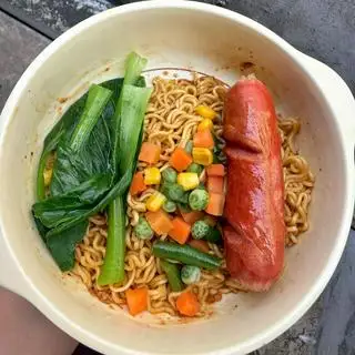 Hình ảnh Mì trộn Indomie xúc xích xông khói