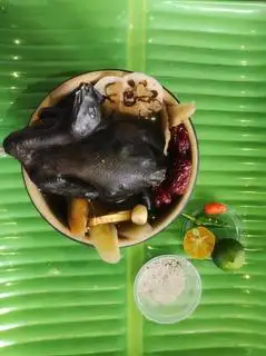 Hình ảnh Gà ác tiềm thuốc bắc